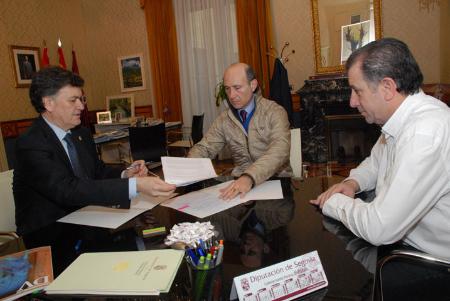 Imagen La Diputación renueva su compromiso con la Asociación de Artesanos con la firma de un nuevo convenio