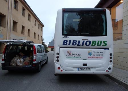 Imagen La campaña de los Bibliobuses ha proporcionado ya a Cáritas cuatro furgonetas cargadas de alimentos